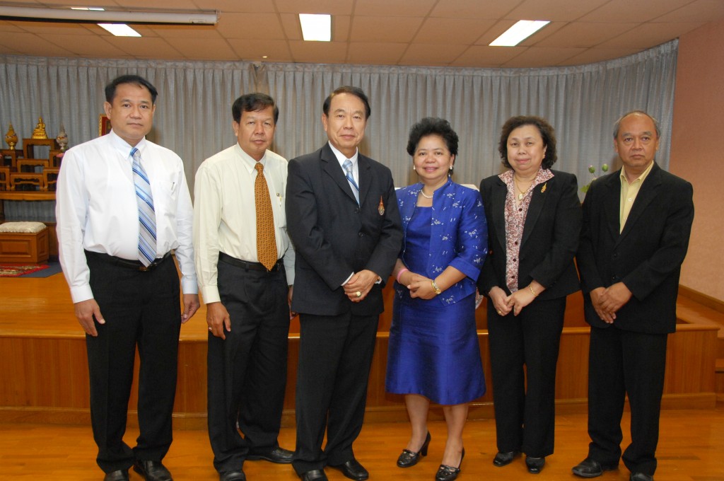 The University members taken pictures with guest lecturers