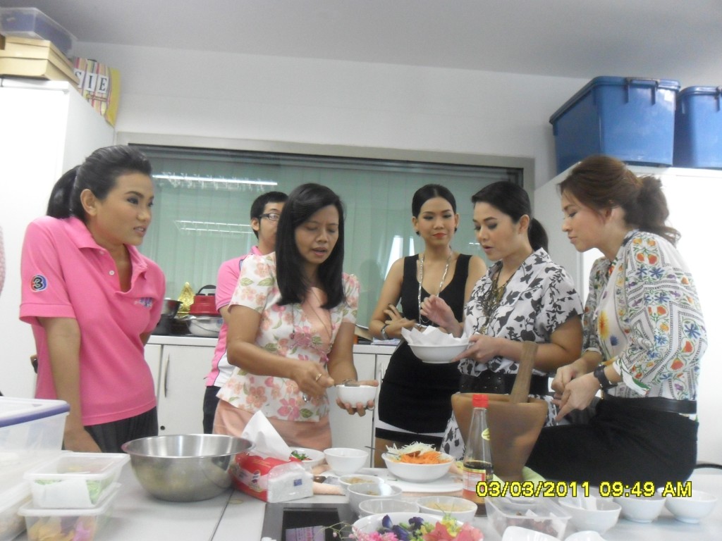 The USA. ambassador studying how to cook the papaya salad