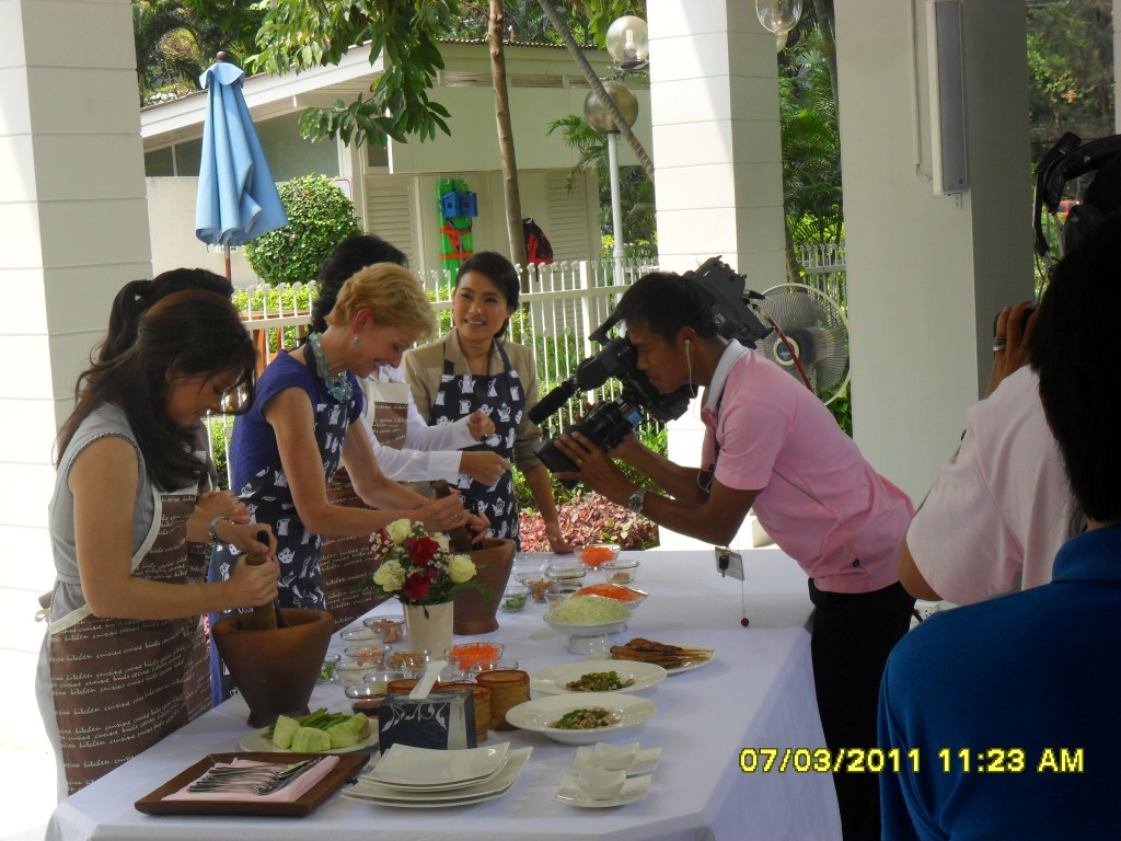 The USA. ambassador studying how to cook the papaya salad