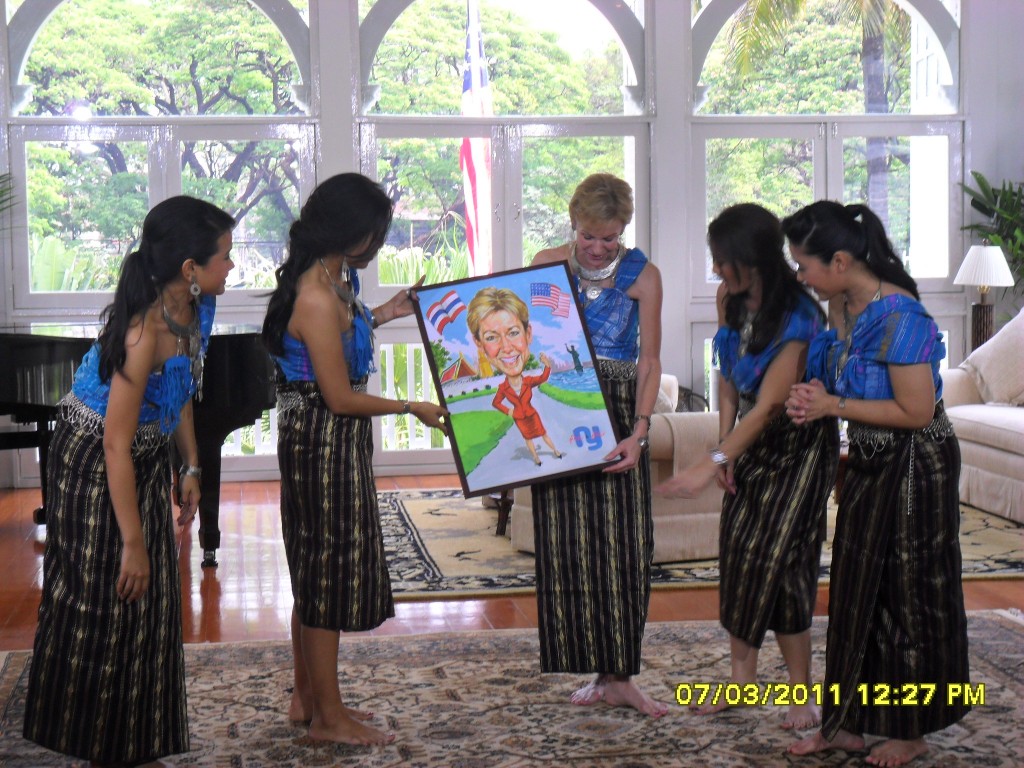 The USA. ambassador studying how to cook the papaya salad