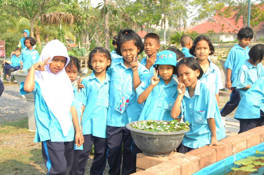 Pupils visiting RMUTT Lotus Museum