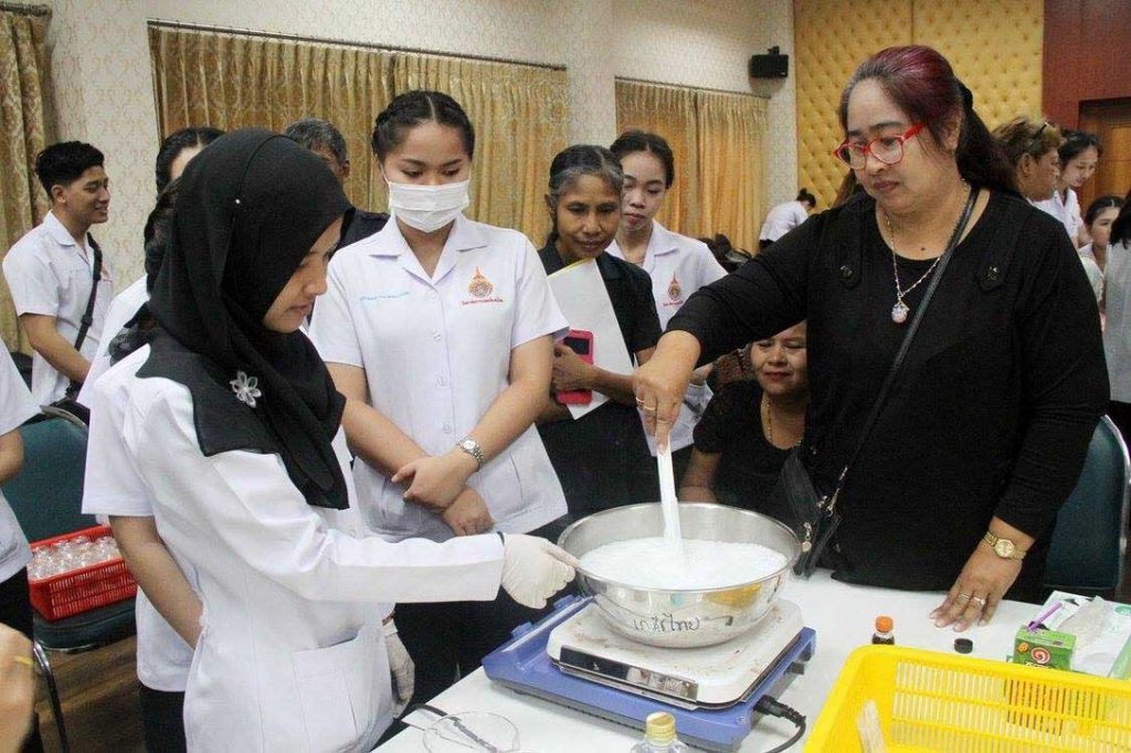 RMUTT Aesthetic Health and Thai Spa Students Produce Health and Beauty Products Using Dragon Fruit skins and Pumpkin seeds
